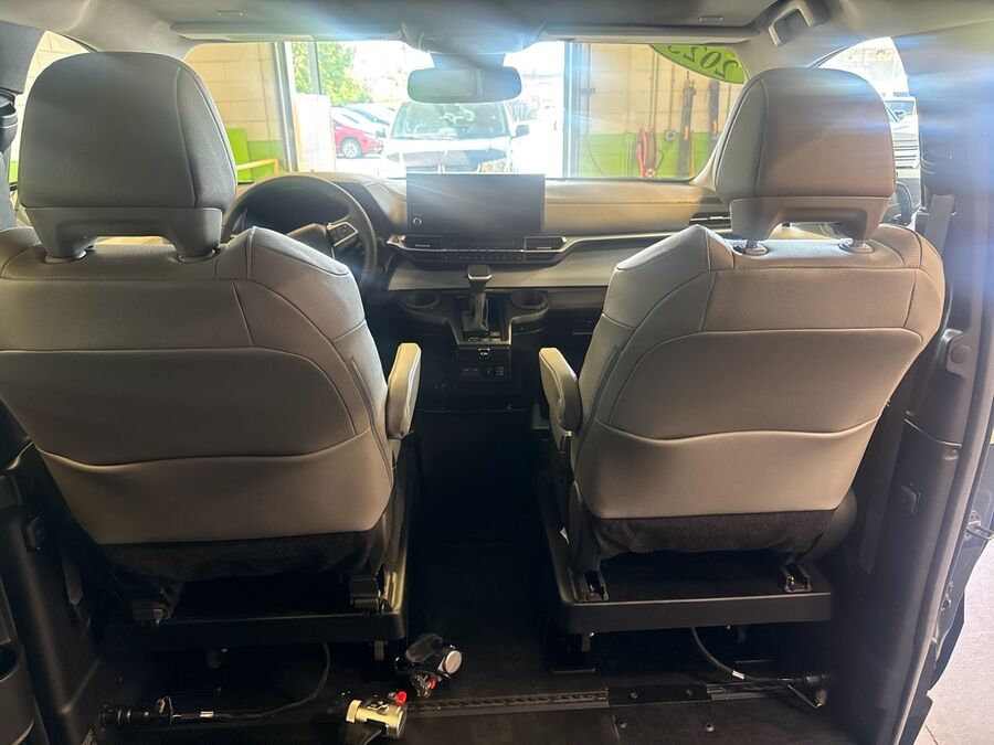 2025 Toyota Sienna XLE - Photo 13