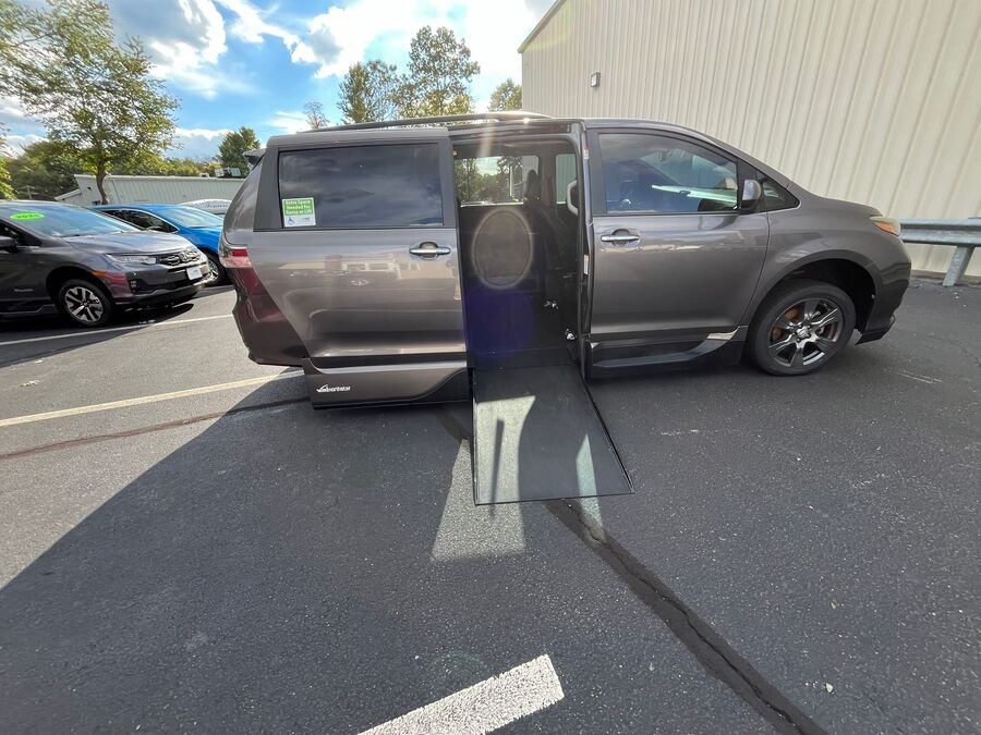 2017 Toyota Sienna SE - Photo 8