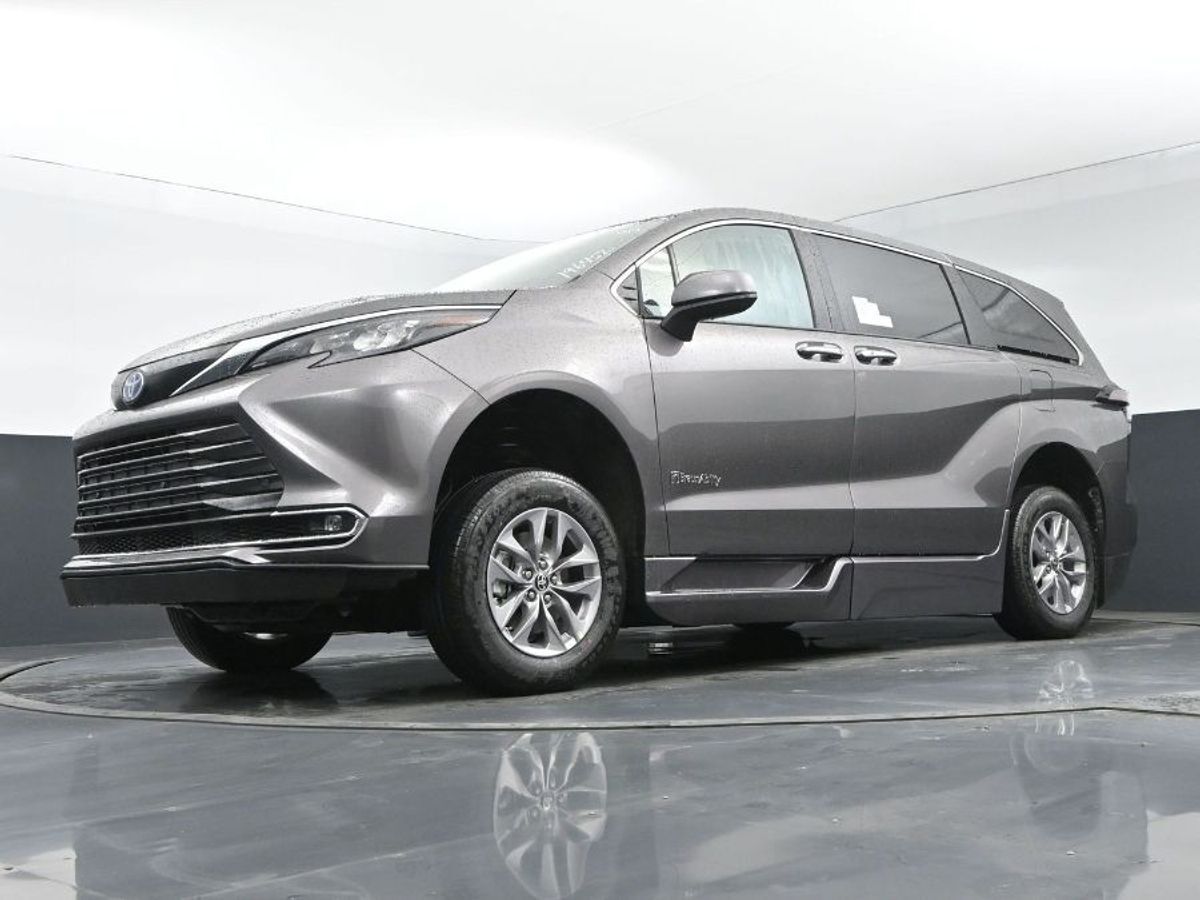 2024 Toyota Sienna XLE - Photo 11