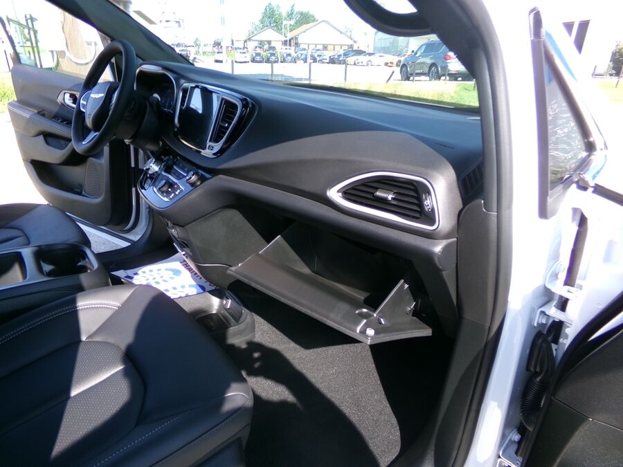 2026 Chrysler Voyager LX - Photo 12