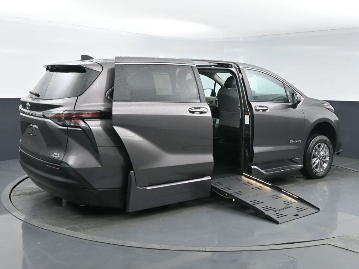 2024 Toyota Sienna XLE - Photo 24