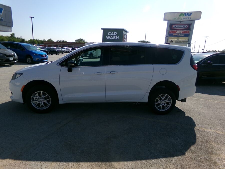 2026 Chrysler Voyager LX - Photo 4