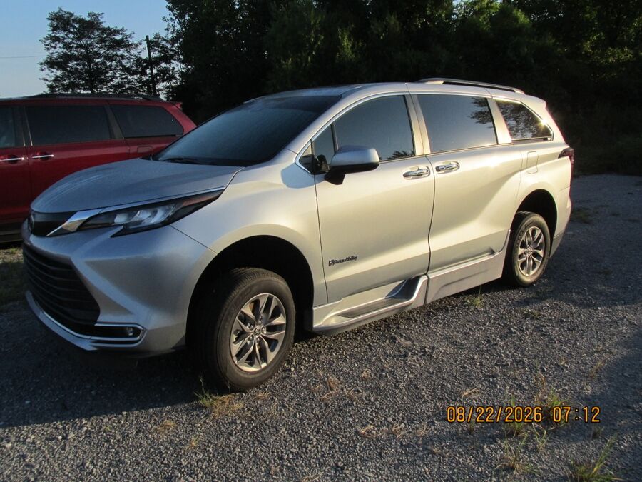 2023 Toyota Sienna XLE - Photo 9