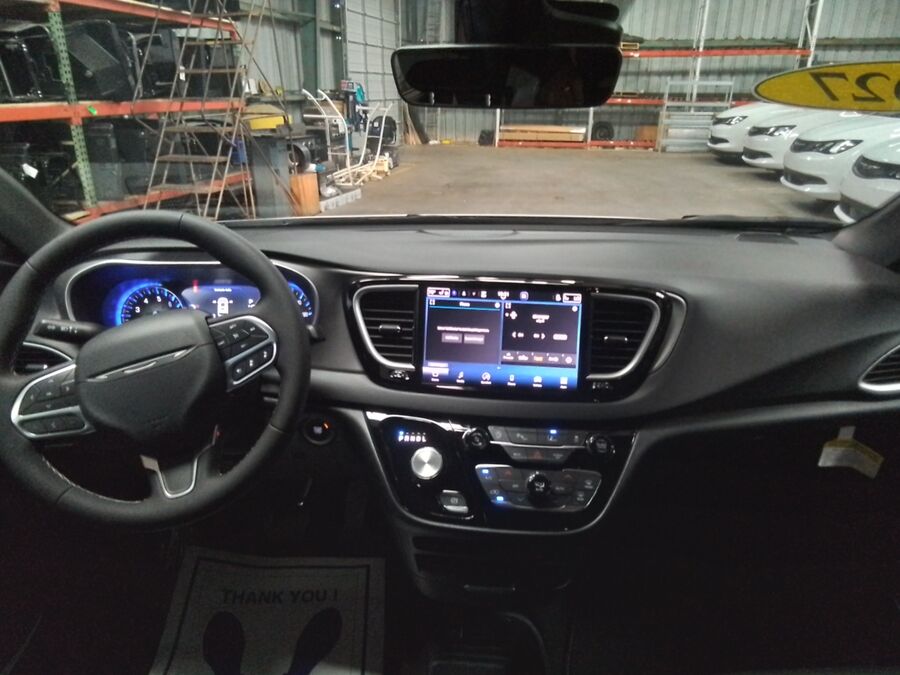 2027 Chrysler Voyager LX - Photo 9