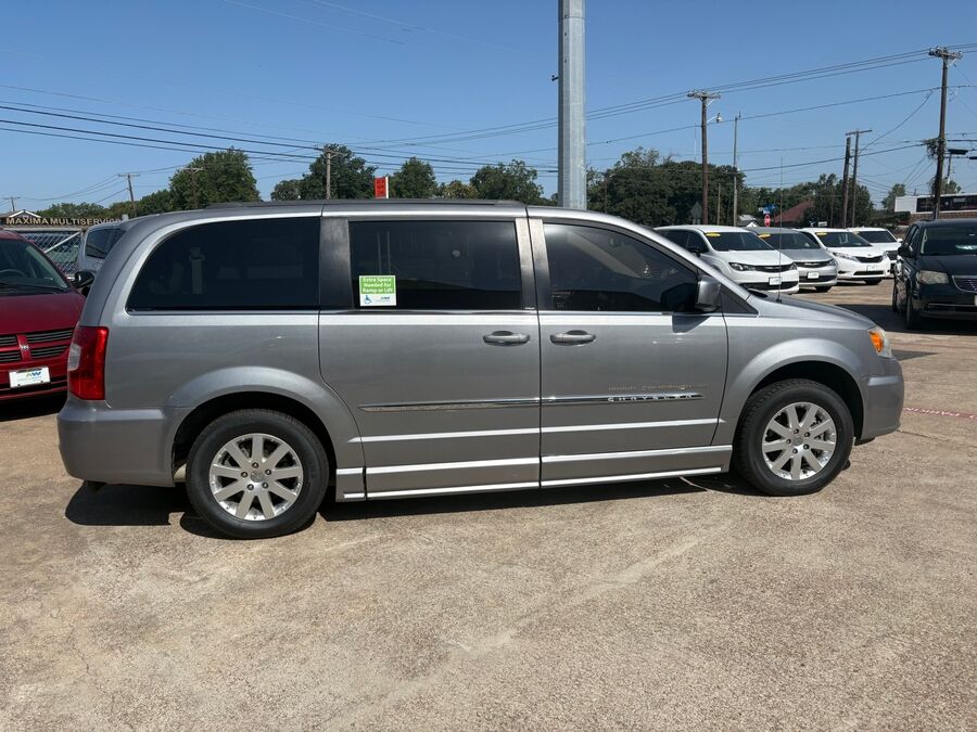2013 Chrysler Town & Country Touring - Photo 2