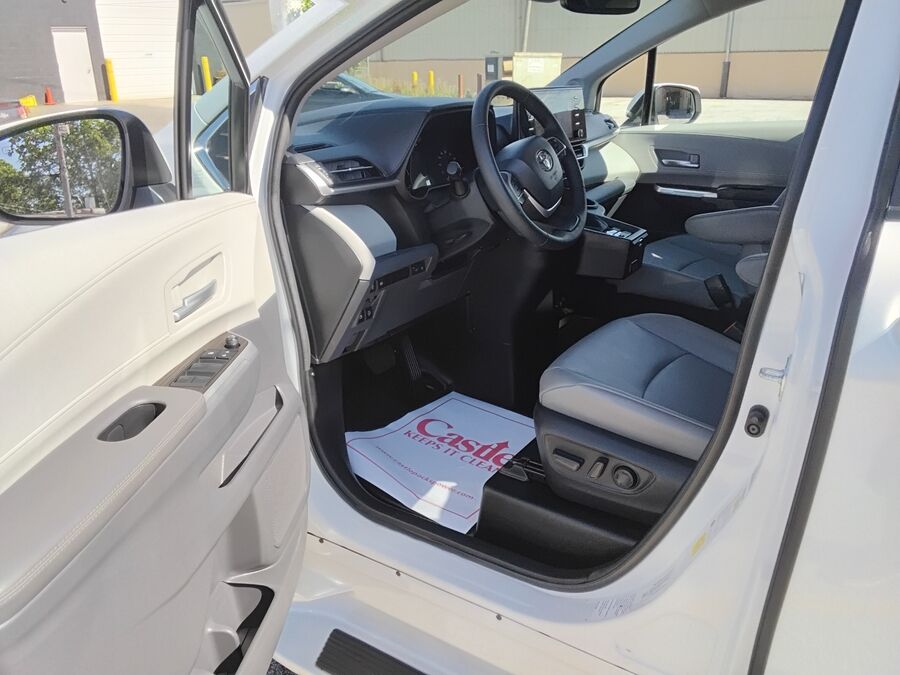 2023 Toyota Sienna XLE - Photo 18