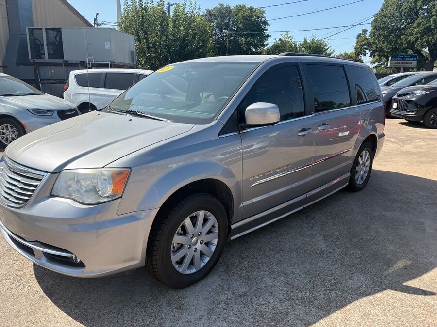 2013 Chrysler Town & Country Touring - Photo 4