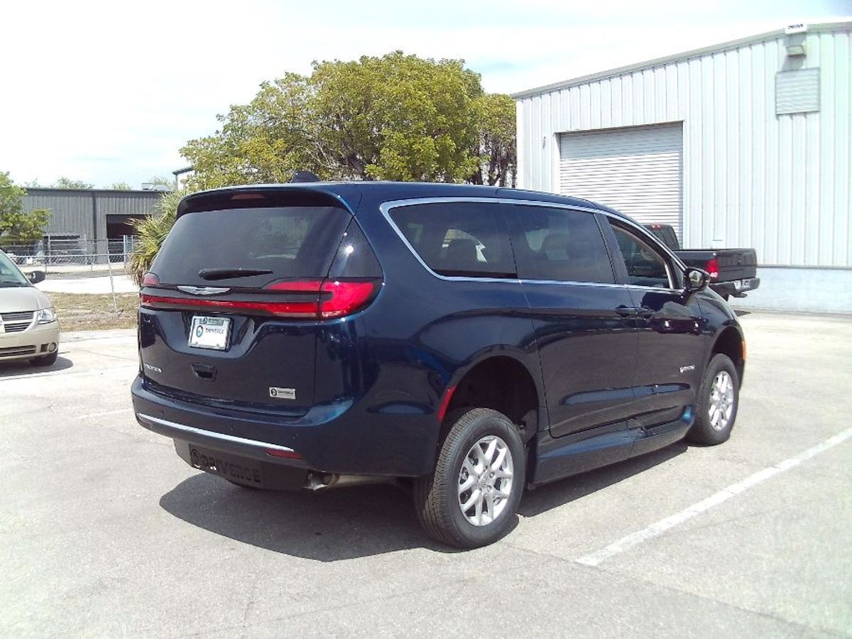 2024 Chrysler Pacifica Touring L - Photo 7