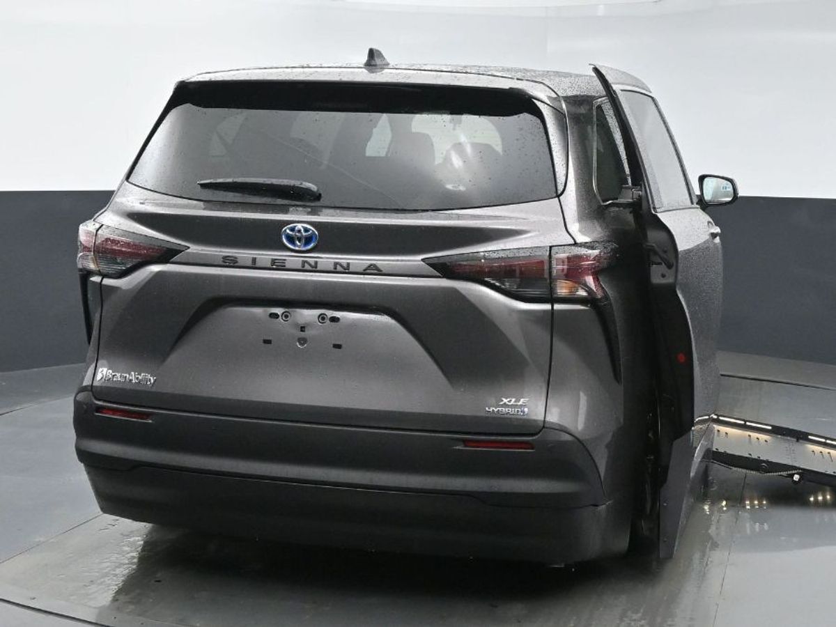 2024 Toyota Sienna XLE - Photo 23