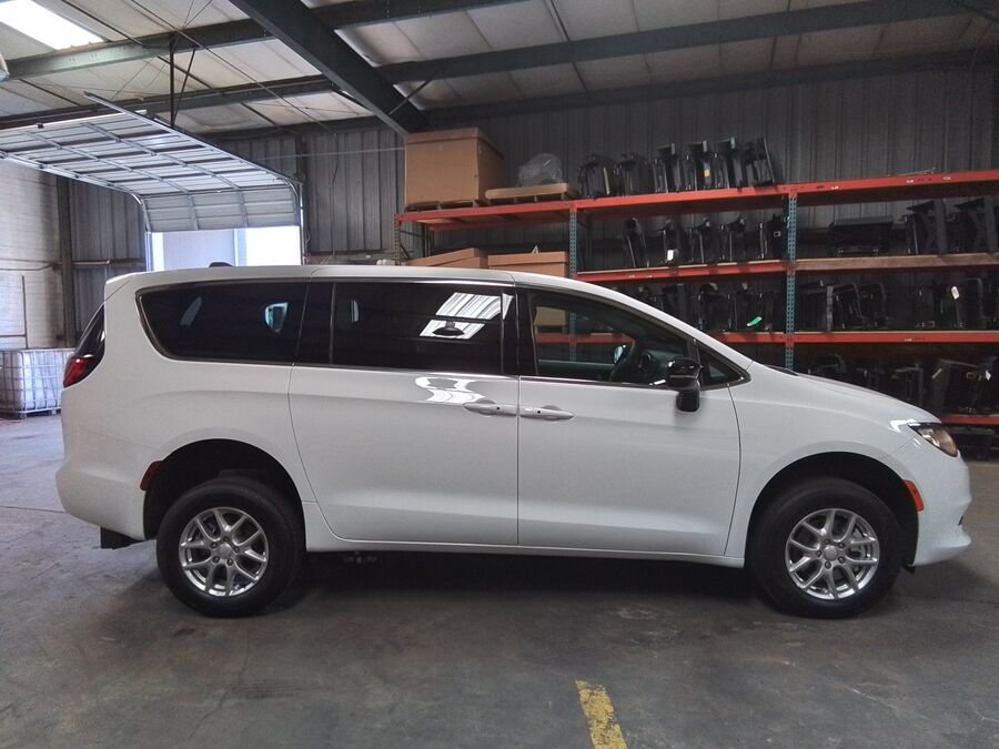 2027 Chrysler Voyager LX - Photo 8