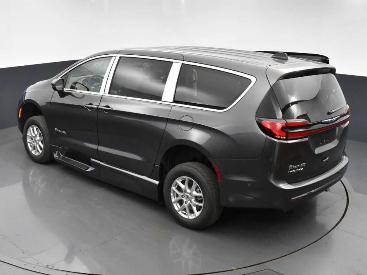 2023 Chrysler Pacifica Touring L - Photo 5