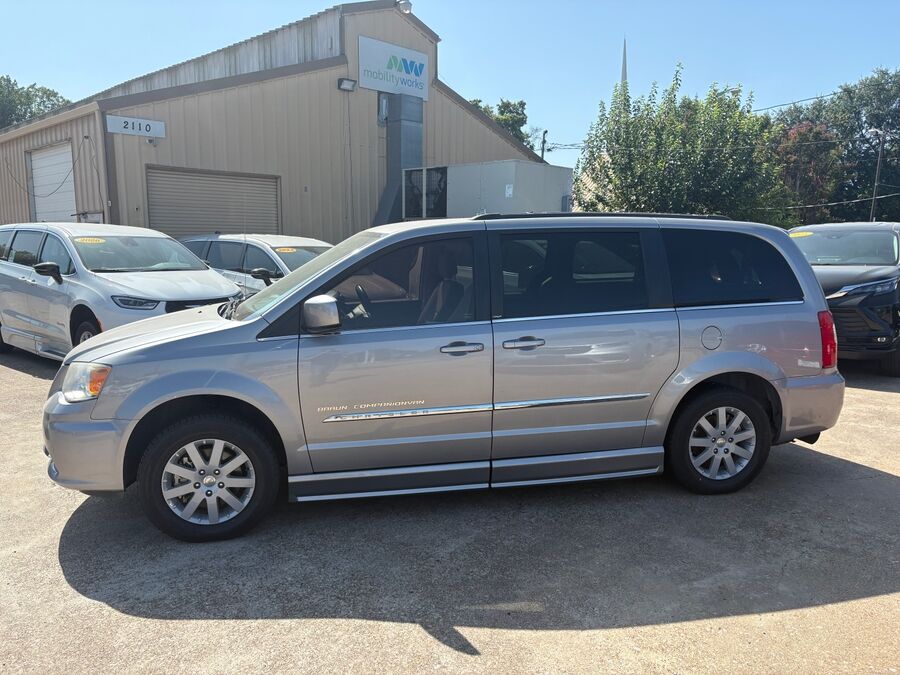 2013 Chrysler Town & Country Touring - Photo 3