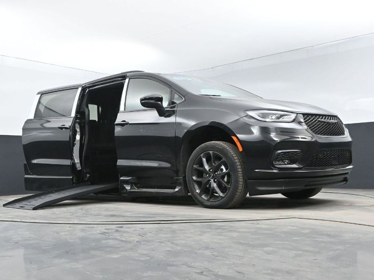 2023 Chrysler Pacifica Touring L - Photo 10