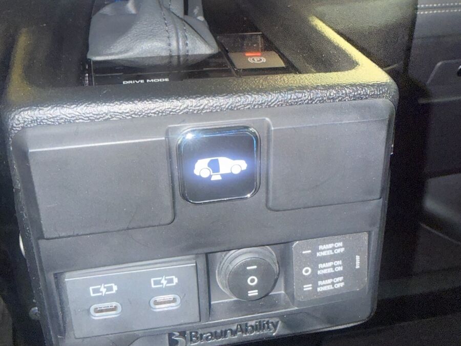 2025 Toyota Sienna XLE - Photo 16