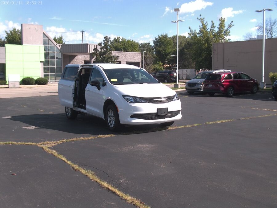 2026 Chrysler Voyager LX - Photo 7