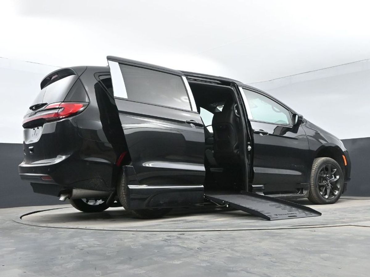 2023 Chrysler Pacifica Touring L - Photo 13