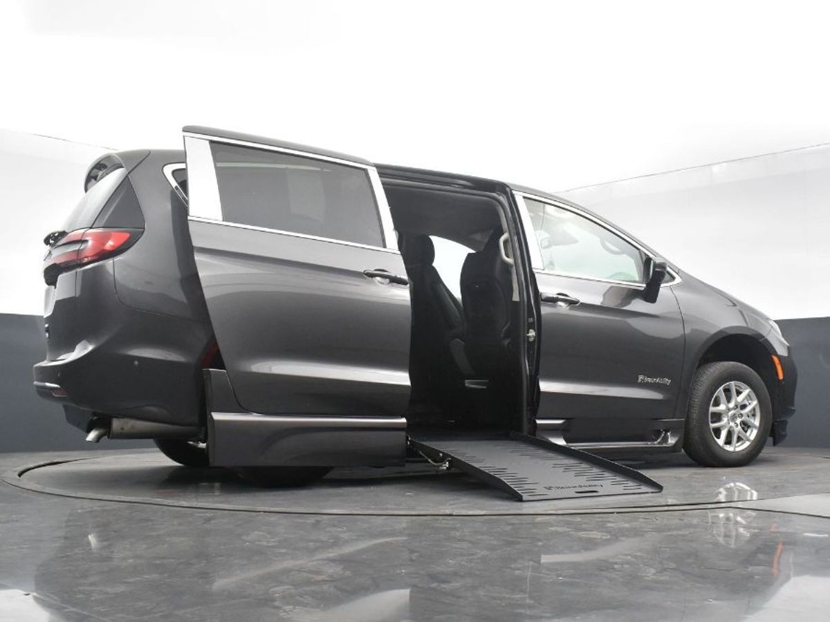 2023 Chrysler Pacifica Touring L - Photo 2