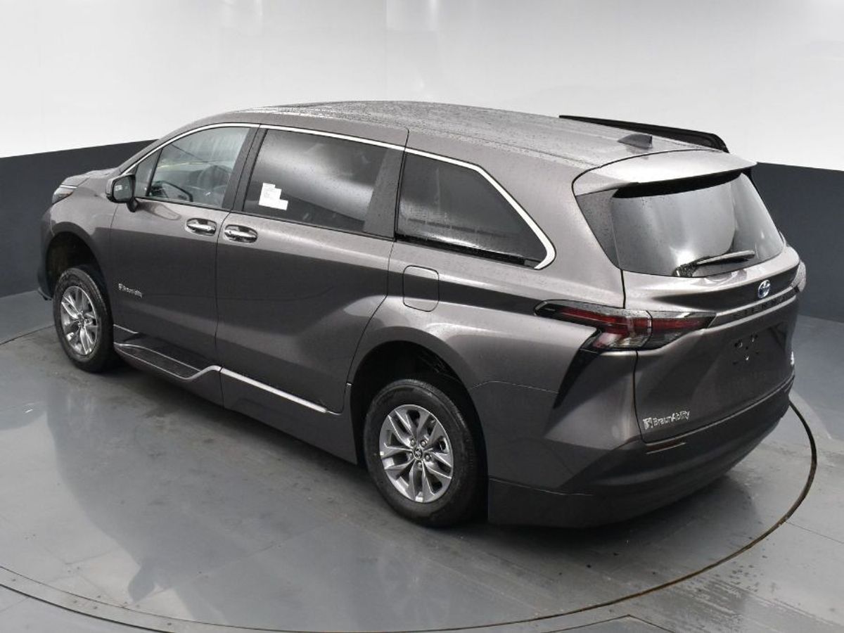 2024 Toyota Sienna XLE - Photo 16