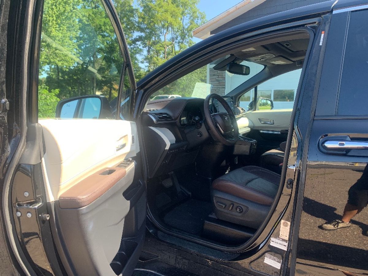 2022 Toyota Sienna Platinum - Photo 23