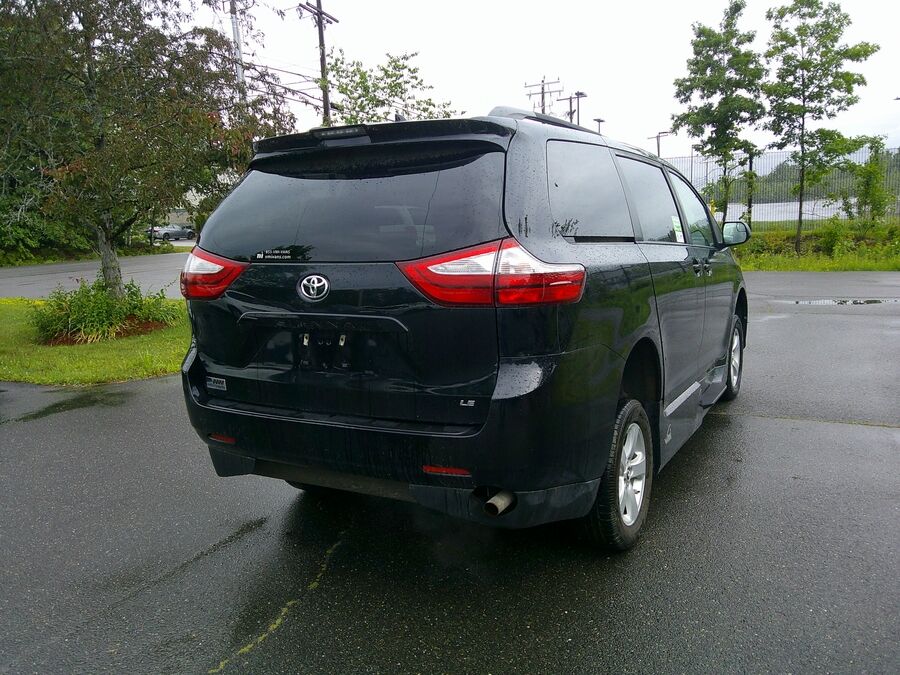 2019 Toyota Sienna LE - Photo 8