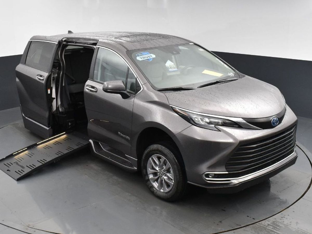 2024 Toyota Sienna XLE - Photo 14