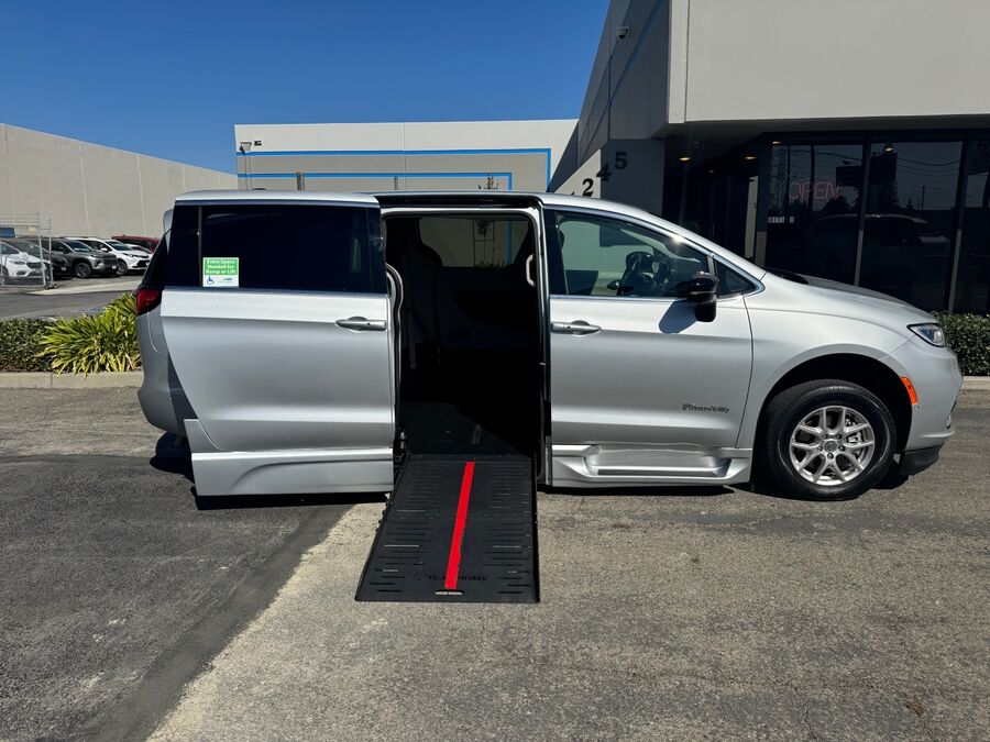 2024 Chrysler Pacifica Touring L - Photo 8