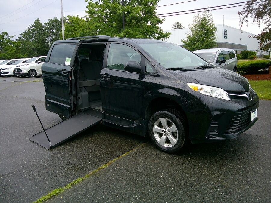 2019 Toyota Sienna LE - Photo 2