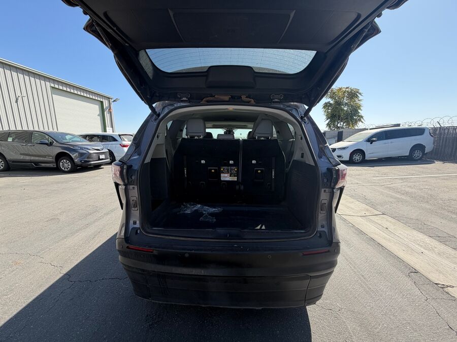 2023 Toyota Sienna XLE - Photo 2