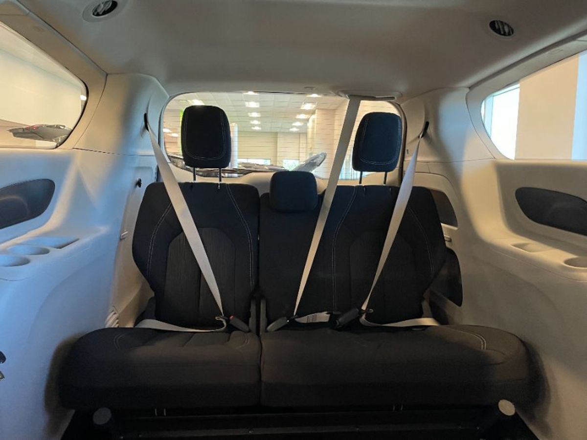 2023 Chrysler Voyager LX - Photo 18