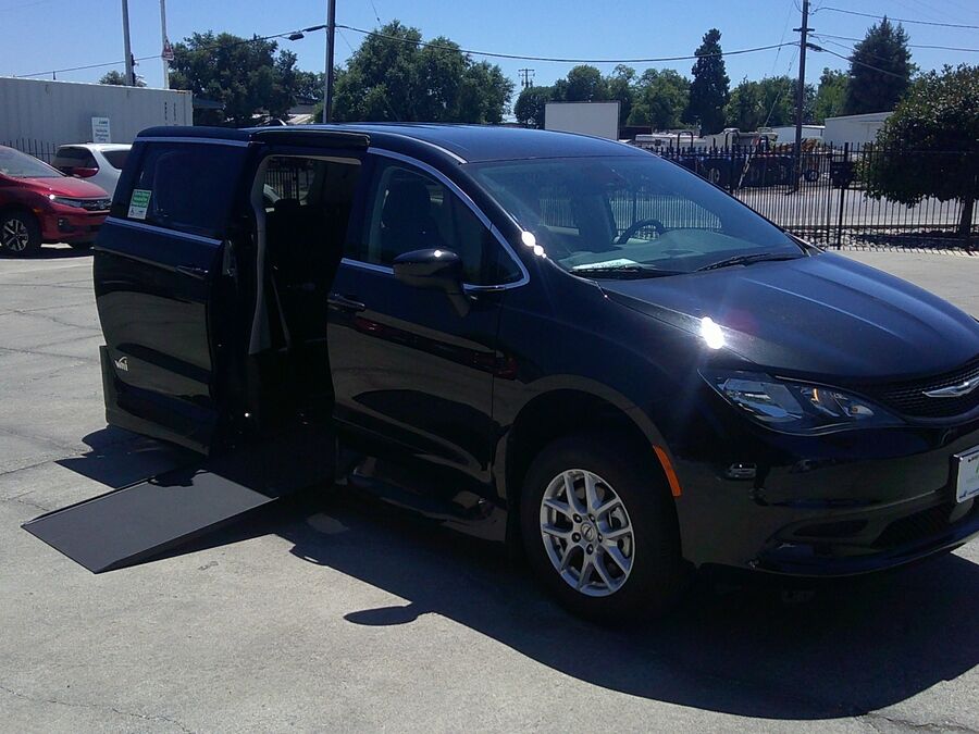 2023 Chrysler Voyager LX - Photo 4