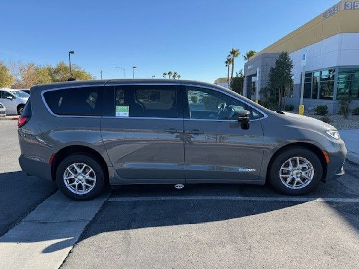 2024 Chrysler Pacifica Touring L - Photo 4