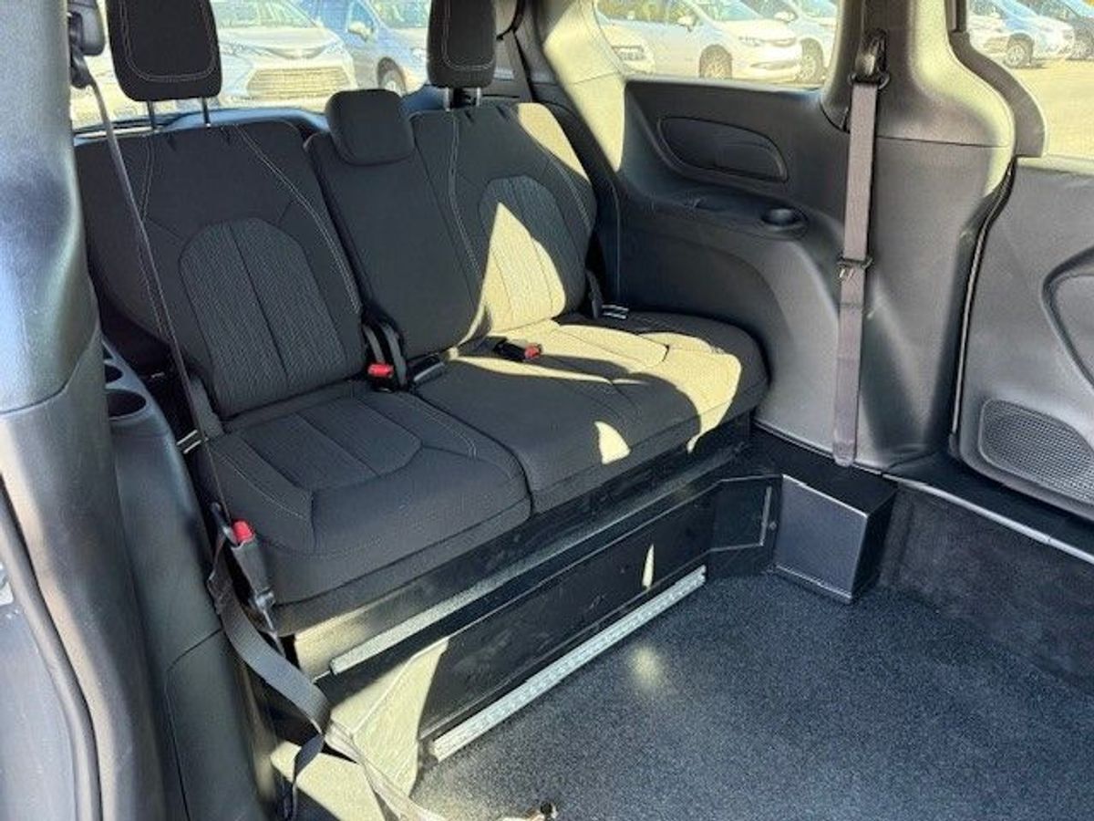 2024 Chrysler Pacifica Touring L - Photo 15