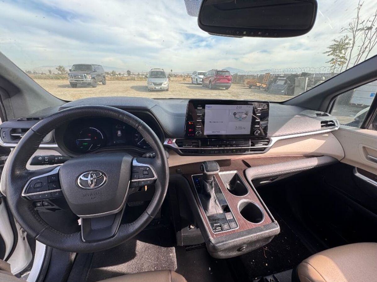2021 Toyota Sienna XLE - Photo 7