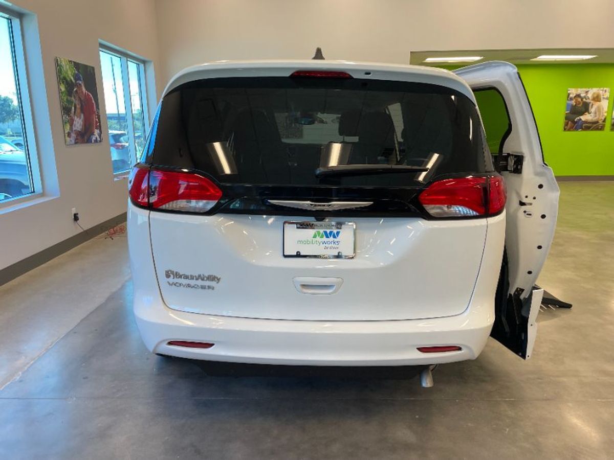 2023 Chrysler Voyager LX - Photo 7