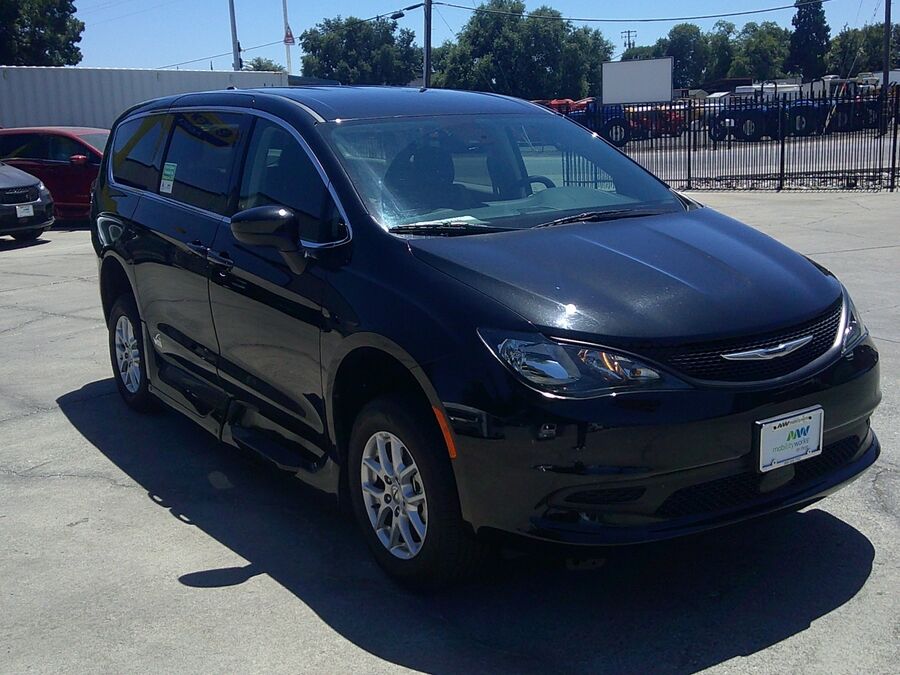 2023 Chrysler Voyager LX - Photo 3