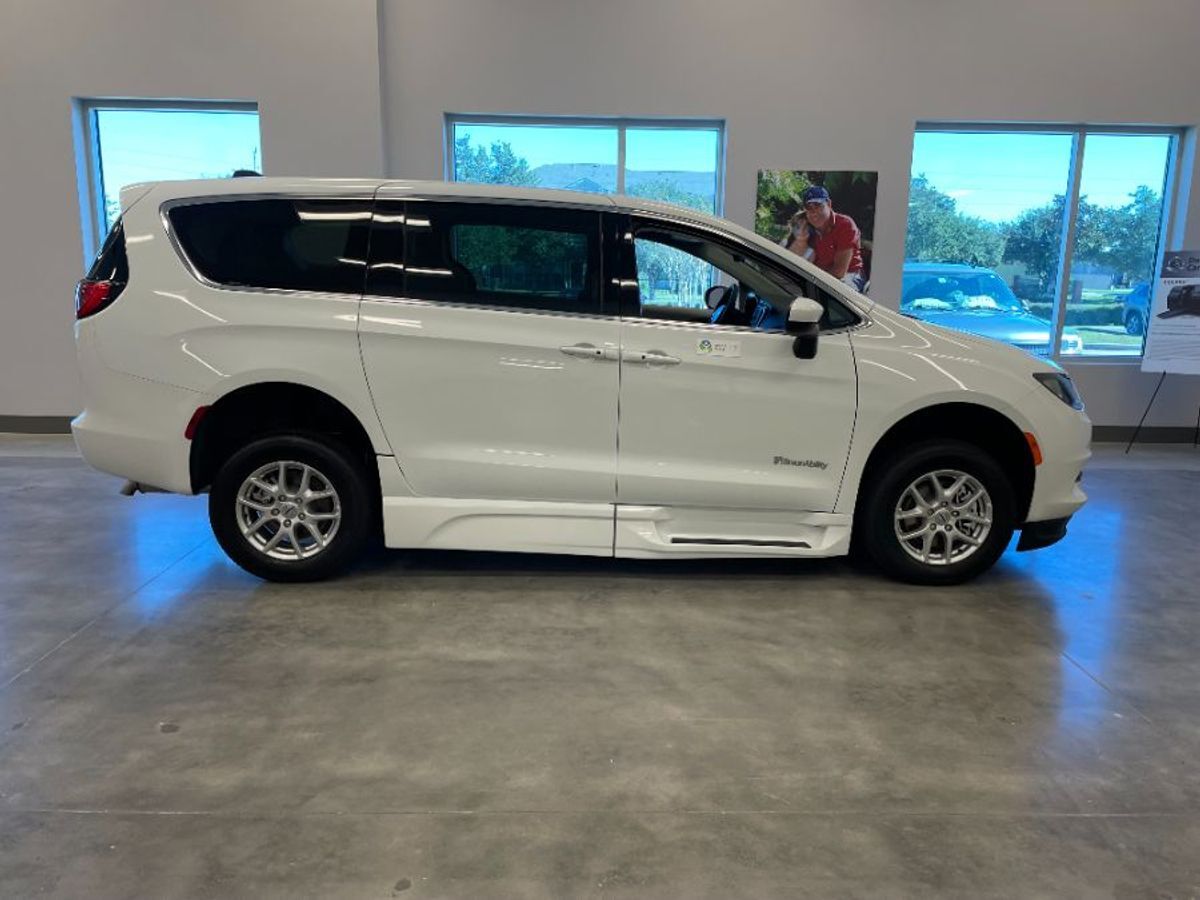 2023 Chrysler Voyager LX - Photo 16