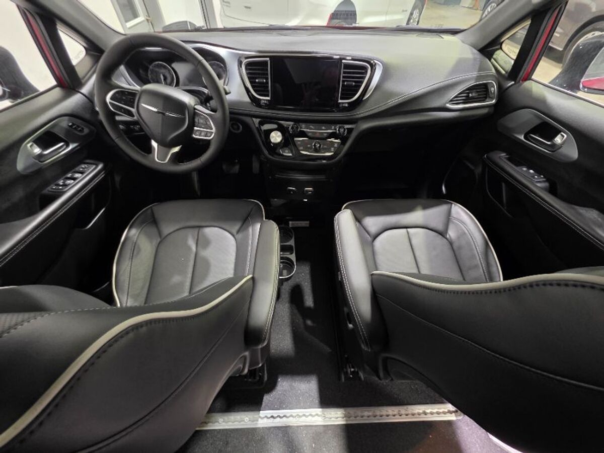 2026 Chrysler Pacifica Limited - Photo 12