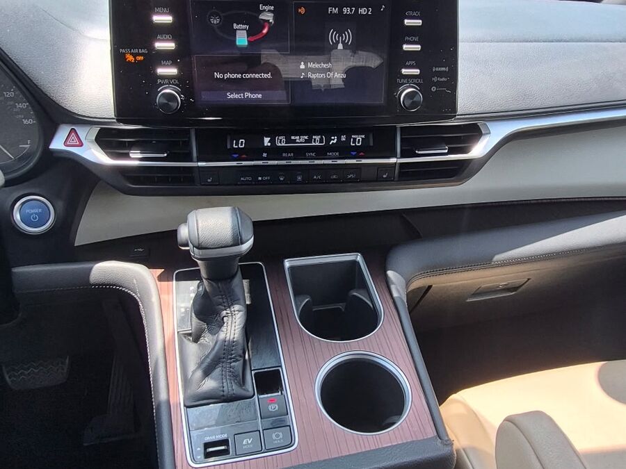 2021 Toyota Sienna XLE - Photo 12