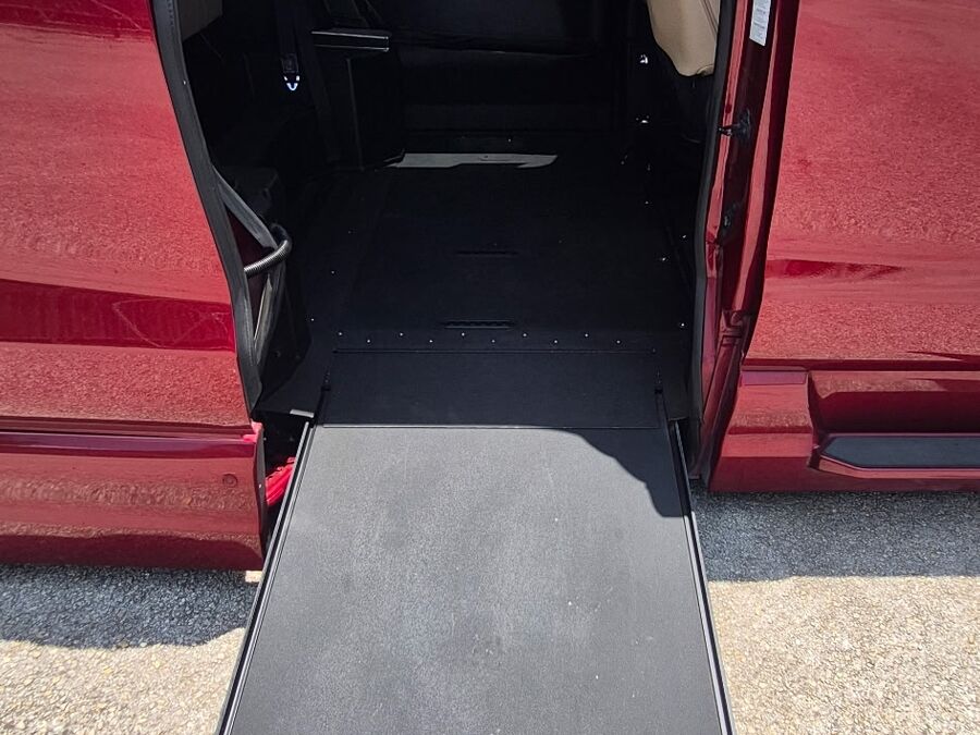 2021 Toyota Sienna XLE - Photo 18