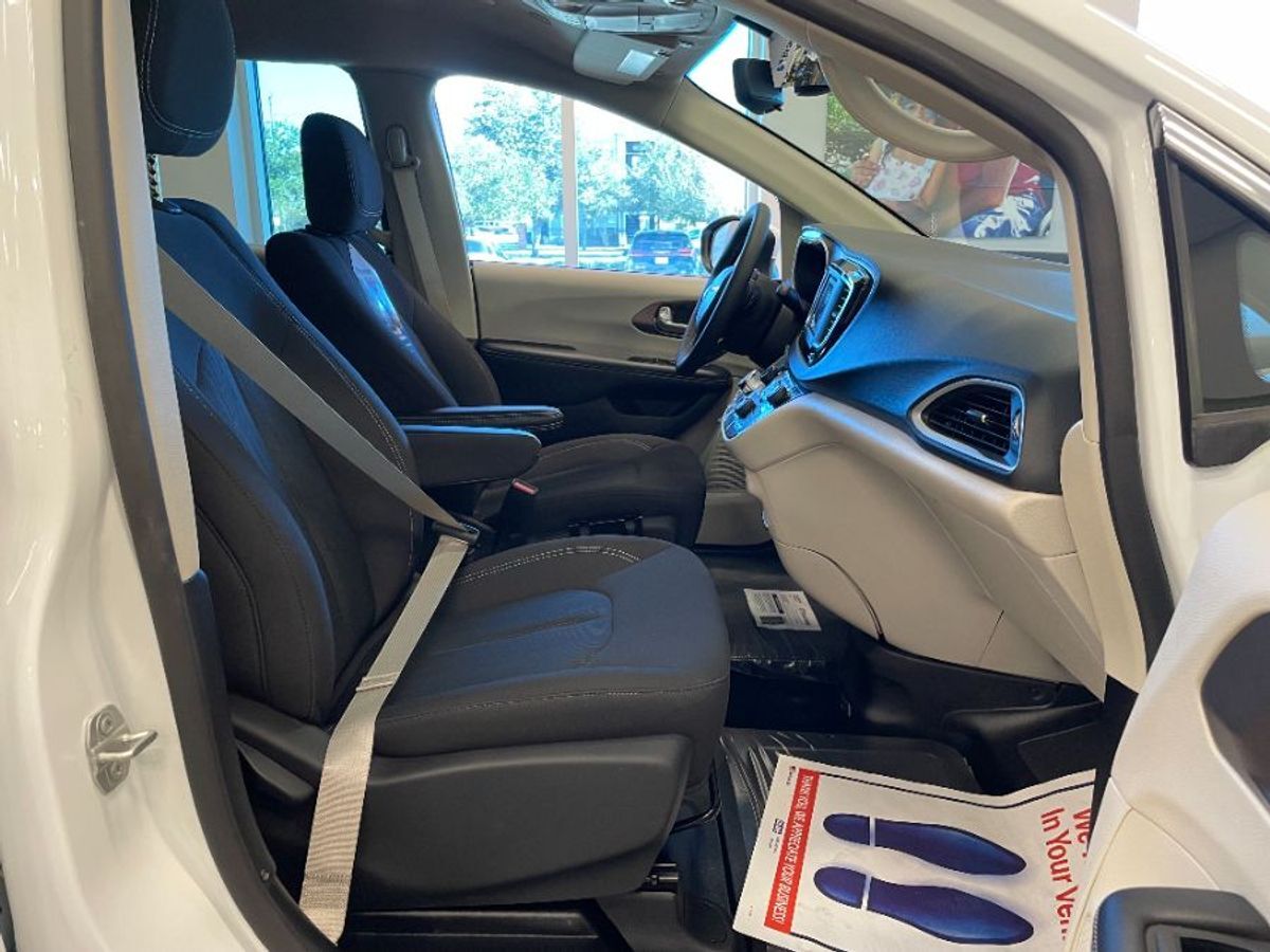 2023 Chrysler Voyager LX - Photo 17