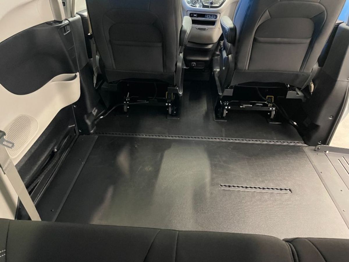 2023 Chrysler Voyager LX - Photo 9