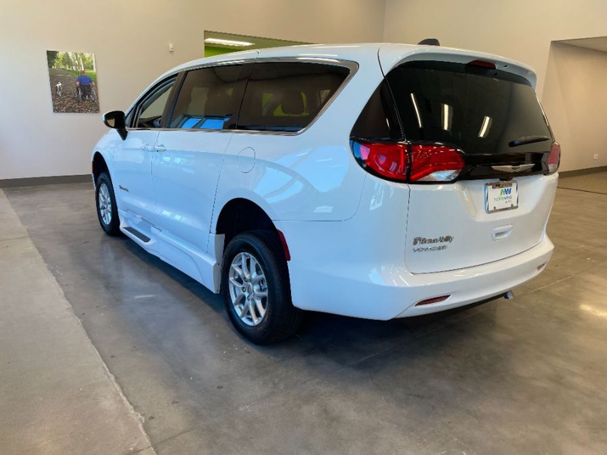 2023 Chrysler Voyager LX - Photo 6