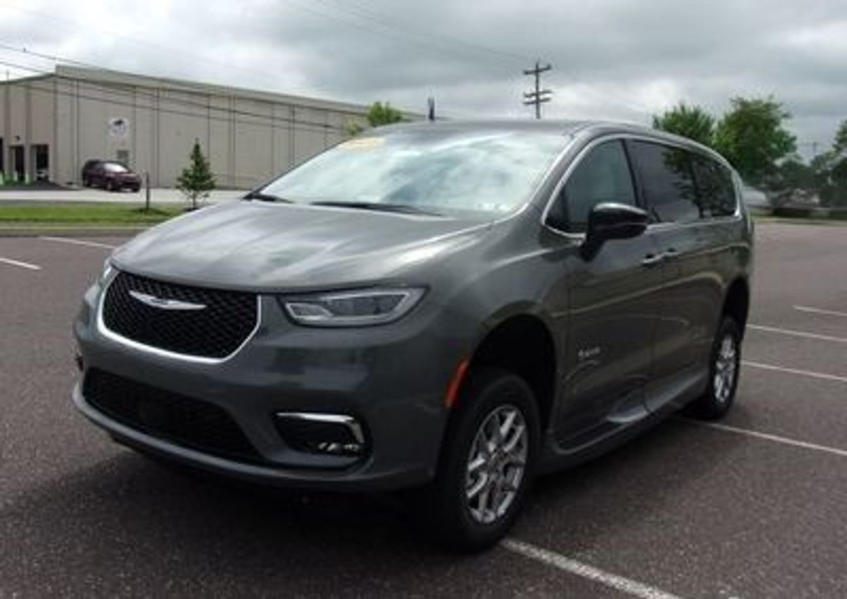 2025 Chrysler Pacifica Select - Photo 10