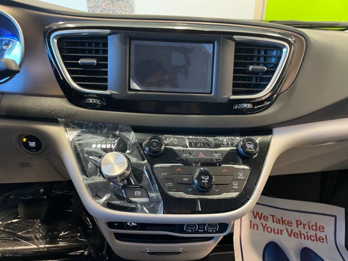 2023 Chrysler Voyager LX - Photo 13