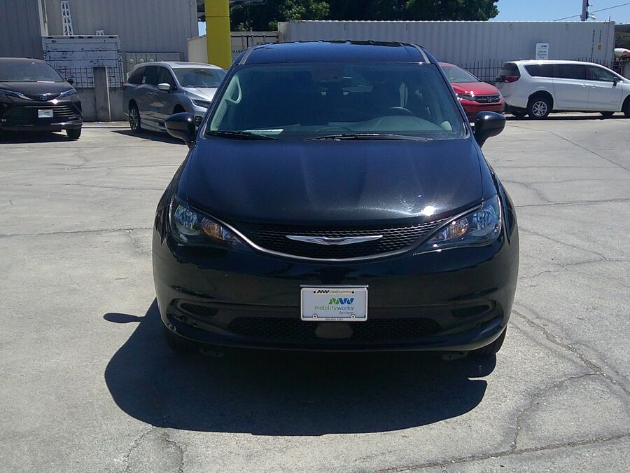 2023 Chrysler Voyager LX - Photo 2