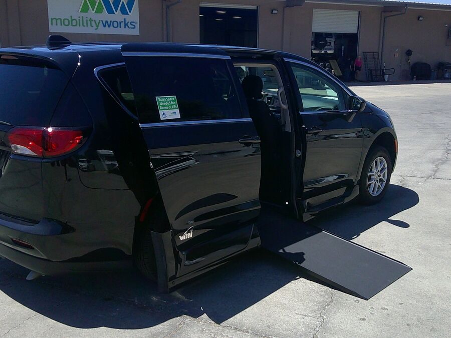 2023 Chrysler Voyager LX - Photo 5