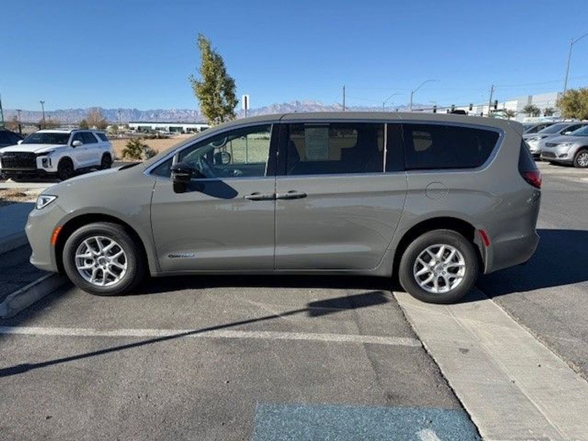 2024 Chrysler Pacifica Touring L - Photo 8