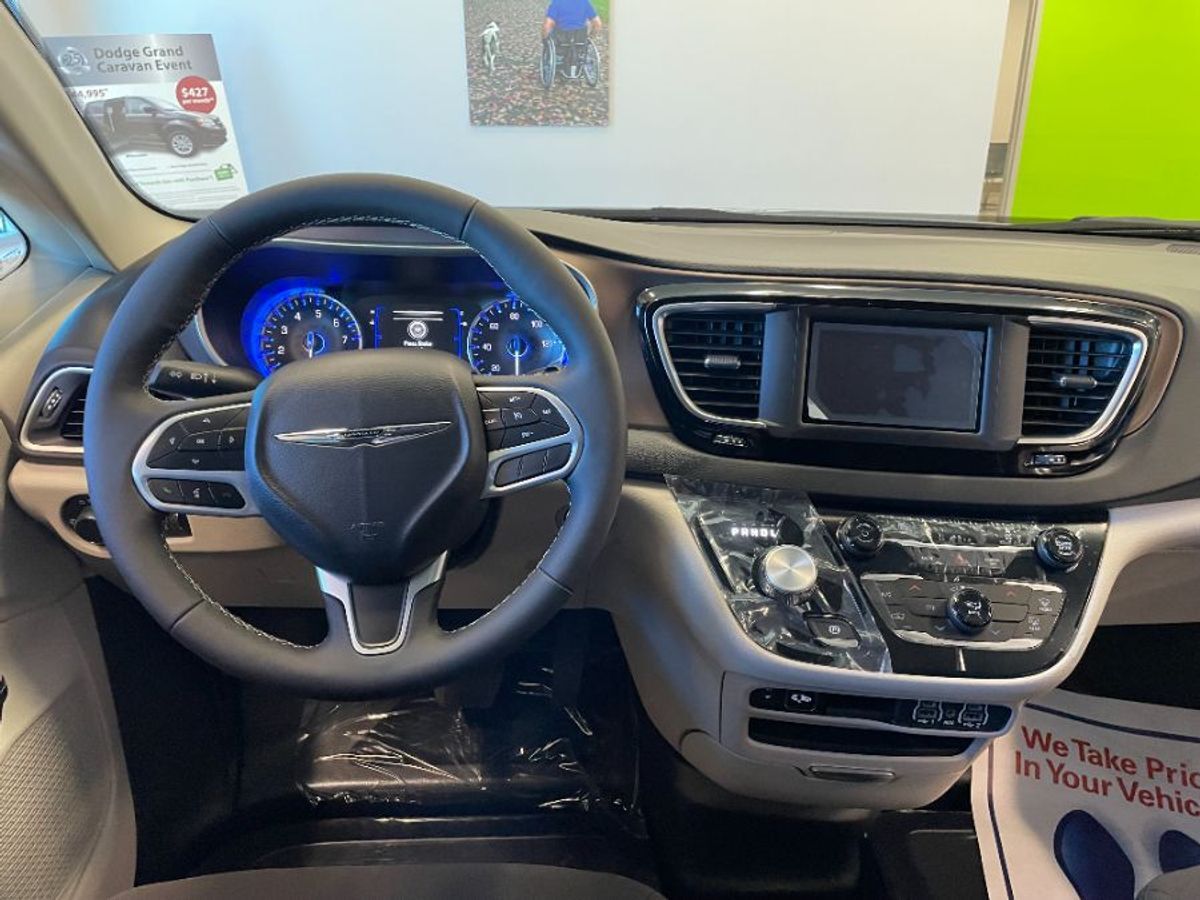 2023 Chrysler Voyager LX - Photo 11