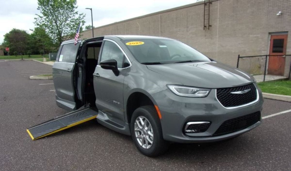 2025 Chrysler Pacifica Select - Photo 8