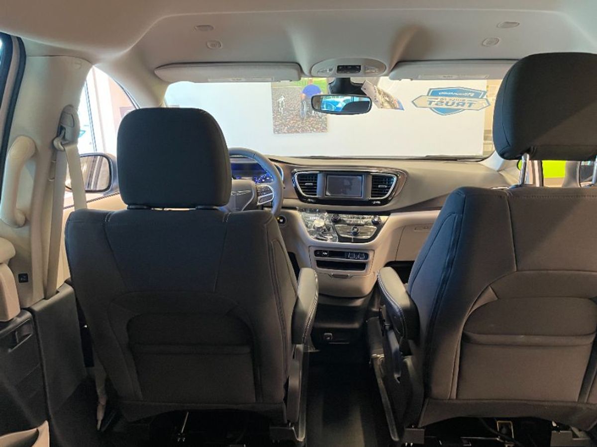 2023 Chrysler Voyager LX - Photo 10